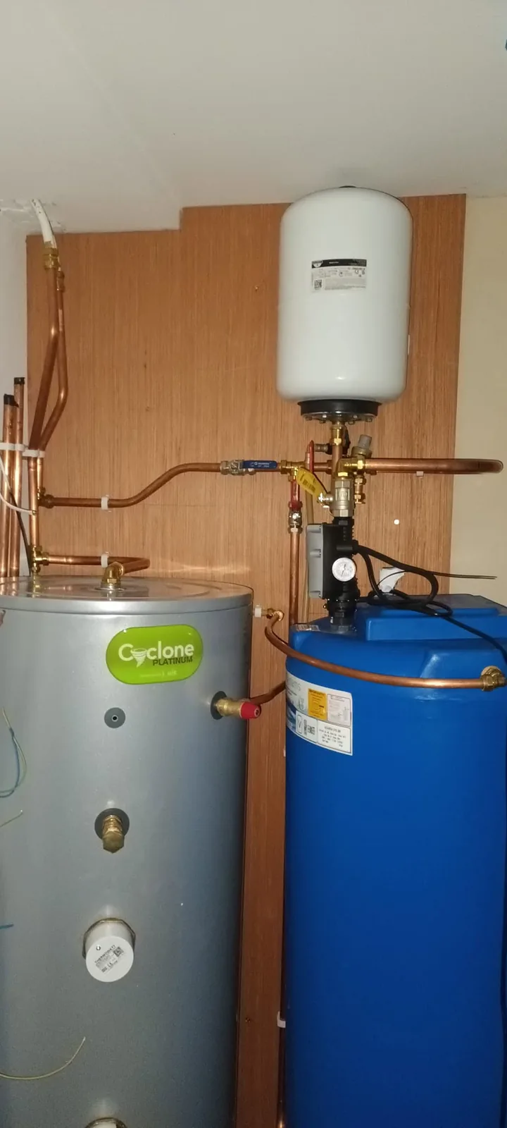 Hot water cylinder and expansion vessel installation